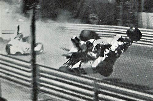 Неуправляемая машина Рольфа Штоммелена за секунду до столкновения с судейским постом на Гран При Испании 1975 года