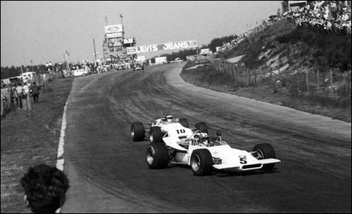Первыми в Зольдере обжились пилоты Формулы 2: Курт Аренс преследует Йозефа Зифферта в гонке 1969 года