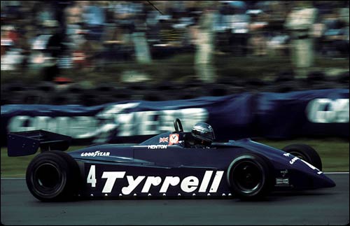 Брайан Хентон за рулем Tyrrell 011 на Гран При Великобритании 1982 года