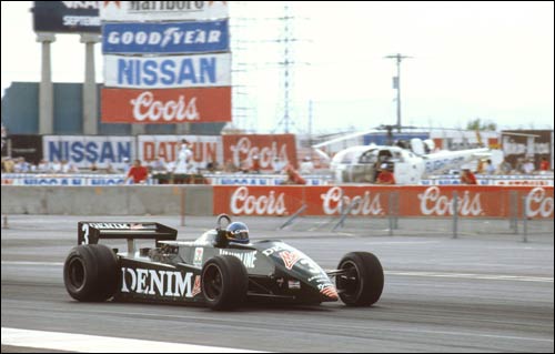 Микеле Альборето ведет Tyrrell 011 к победе в Гран При Лас-Вегаса 1982 года