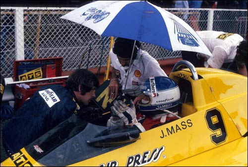 Любопытный и показательный кадр: когда на Гран При Франции 1978 года Йохену Массу потребовался шлем, он обратился за помощью именно к Тамбэ - и получил её