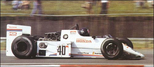 Cntafy Йоханссон за рулем Spirit на дебютном для команды Гран При Великобритании 1983 года. Обводы машины не поражают плавностью