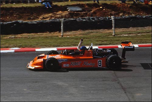 Пилот Формулы 3 Кенни Эйксон радуется победе в гонке поддержки британского Гран При. 1980 год