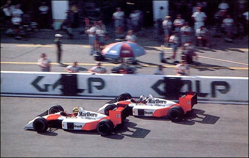 Ален Прост (№11) обгоняет Айртона Сенну в споре за лидерство на Гран При Португалии 1988 года