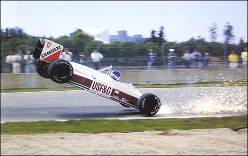 В этой аварии на Гран При Канады 1988 года Дерек Уорик отделался практически только испугом: шасси A10B было достаточно безопасным 