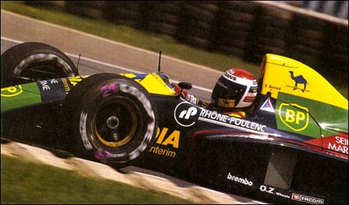 Эрик Бернар на пути к четвертому месту в Гран При Великобритании 1990 года