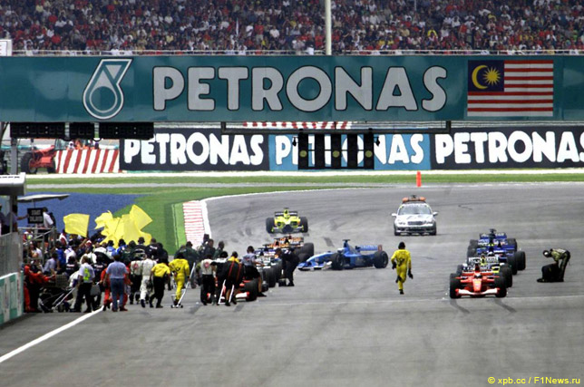 Из-за ошибки Физикеллы дирекции гонки в Малайзии в 2001 году пришлось отправить пилотов на второй прогревочный круг
