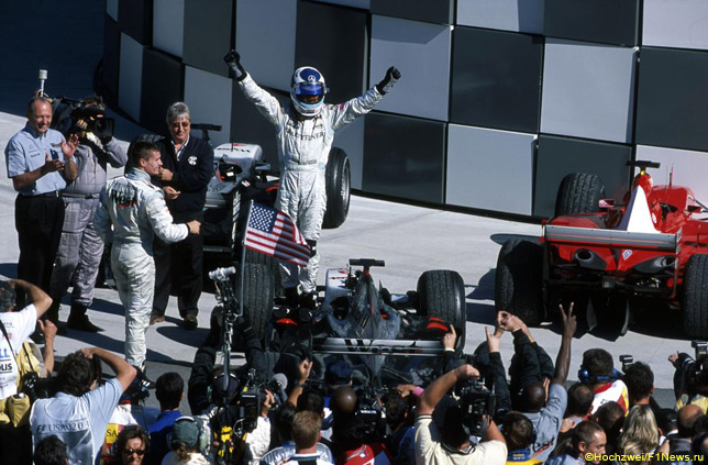 Мика Хаккинен празднует победу на Гран При США 2001 года