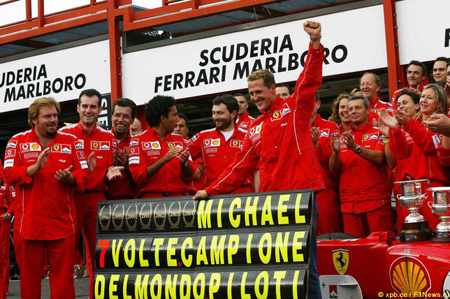 Команда Ferrari празднует завоевание Михаэлем Шумахером седьмого титула