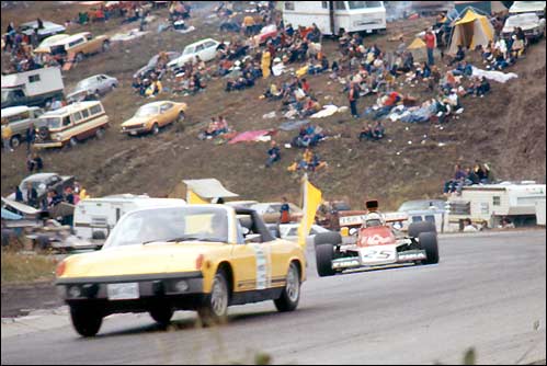 Хоуден Генли следует за машиной безопасности на Гран При Канады 1973 года