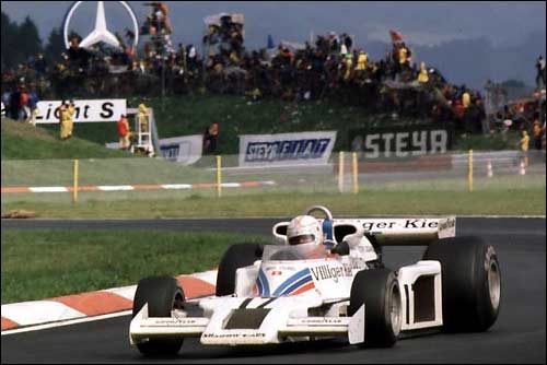 Алан Джонс ведёт Shadow к победе в Гран При Австрии 1977 года