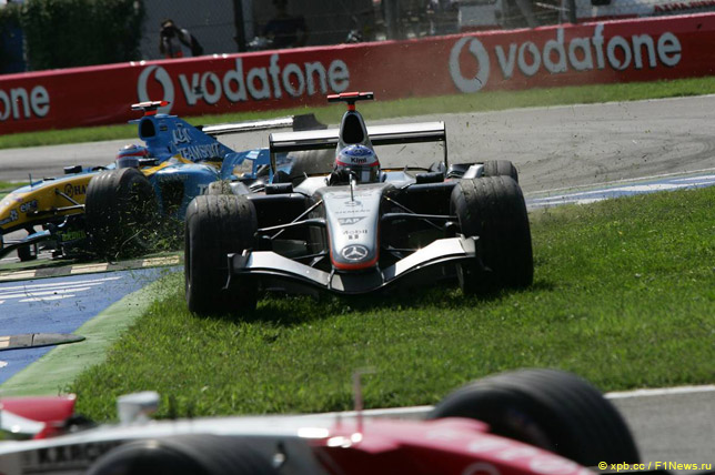 Кими Райкконен опережает Фернандо Алонсо на Гран При Италии 2005 года