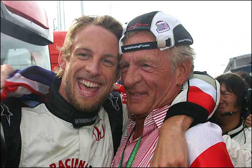Дженсон и Джон Баттон после финиша Гран При Венгрии