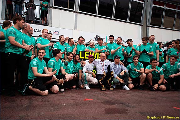 Mercedes празднует победу в Гран При Монако 2016