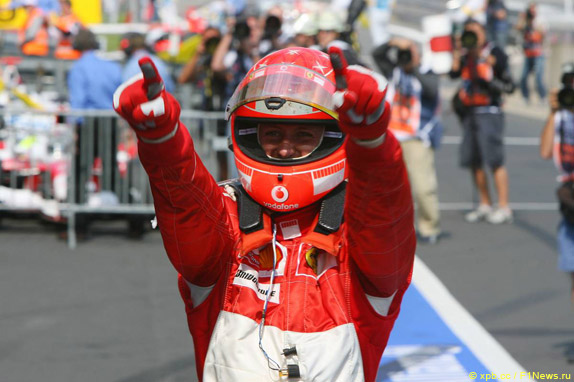 Михаэль Шумахер празднует победу на Гран При Сан-Марино