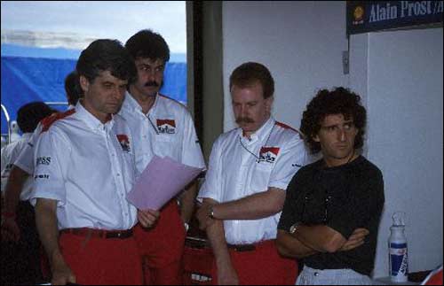 Нил Отли (крайний слева) в компании Гордона Марри, Стива Николза и Алена Проста. 1988 года