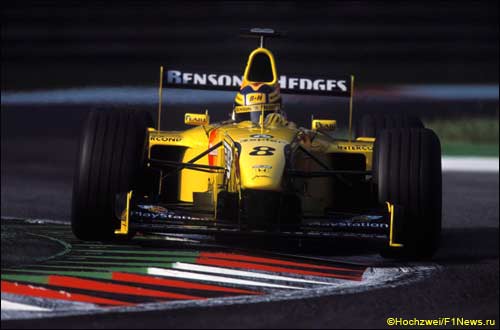 Победитель Гран При Италии 1999 года Хайнц-Харальд Френтцен