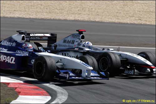 Дэвид Култхард (McLaren) и Хуан-Пабло Монтойя (Williams) за секунду до столкновения