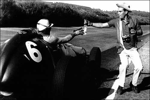 Харри Шелл проводит внеплановый "пит-стоп" на жарком Гран При Португалии 1959 года 