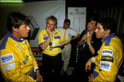 В середине 90-х Кит Грит работал в команде Renault в британском "кузовном" чемпионате. На фото - брифинг с гонщиками Тимом Харви и Аленом Меню 