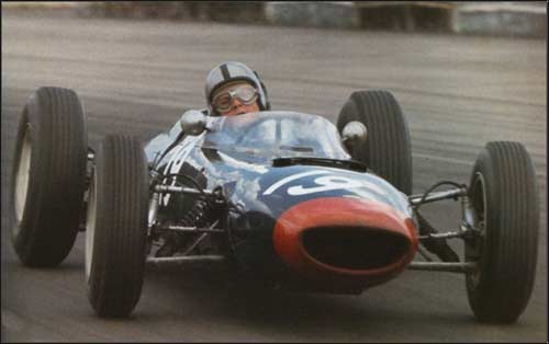 Пилот Reg Parnell Racing Крис Эймон на пути к седьмому месту в Гран При Великобритании 1963 года