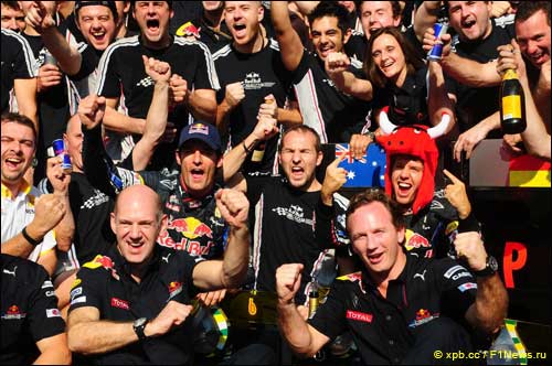 Эдриан вместе с коллегами по Red Bull Racing отмечает победу в чемпионате мира
