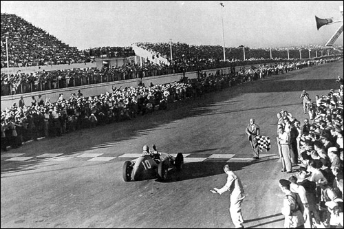 Альберто Аскари пересекает финишную черту на Гран При Аргентины 1953 года