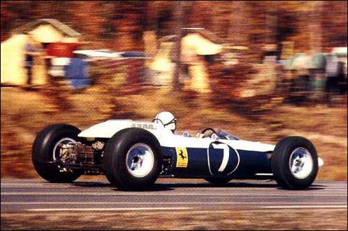 Из-за конфликта с итальянской автофедерацией Энцо Феррари перекрасил машины в сине-белый цвет и заявил на Гран При США от имени "Североамериканской гоночной команды"
