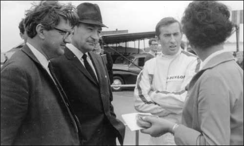 Тони Радд (крайний слева) в компании вице-президента FIA Рона Фроста и Джеки Стюарта