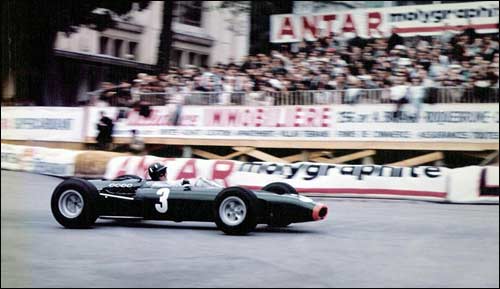 Грэм Хилл ведет BRM P261 к первому месту в Гран При Монако 1965 года