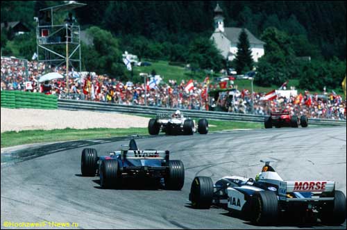 Рикардо Россет сражается за позицию с Дэвидом Култхардом по ходу австрийского этапа Ф1 1998 года. Шотландец в итоге финишировал вторым, бразилец - последним
