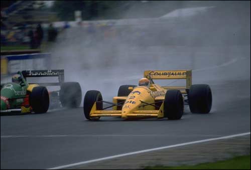 Накаджима сражается с Алессандро Наннини на дождливом британском Гран При 1988 года 