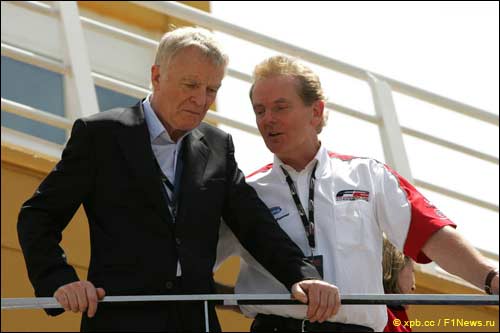 Президен FIA Макс Мосли и Джонатан Палмер на дебютном этапе возрожденной Формулы 2. Валенсия, май 2009 года