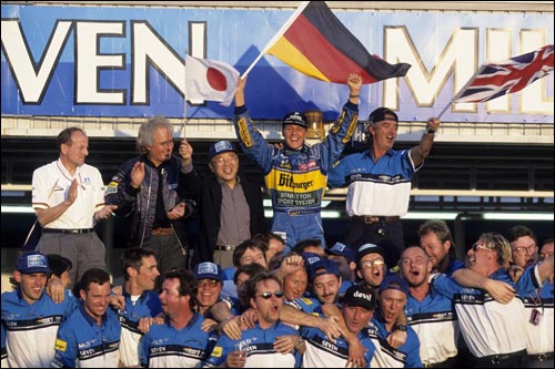 Михаэль Шумахер празднует завоевание второго титула в Аиде, 1995 год