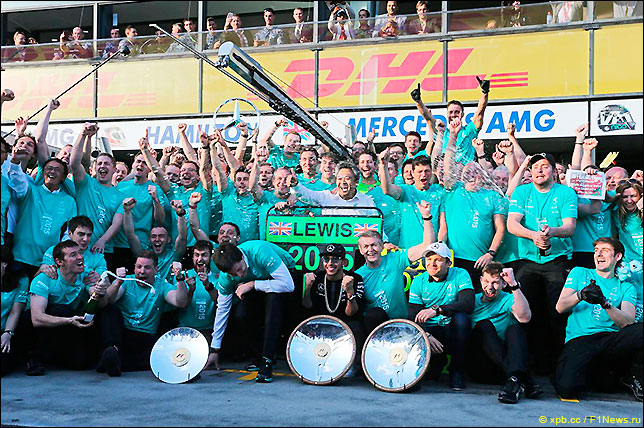 Команда Mercedes празднует победный дубль в Гран При Австралии 2015