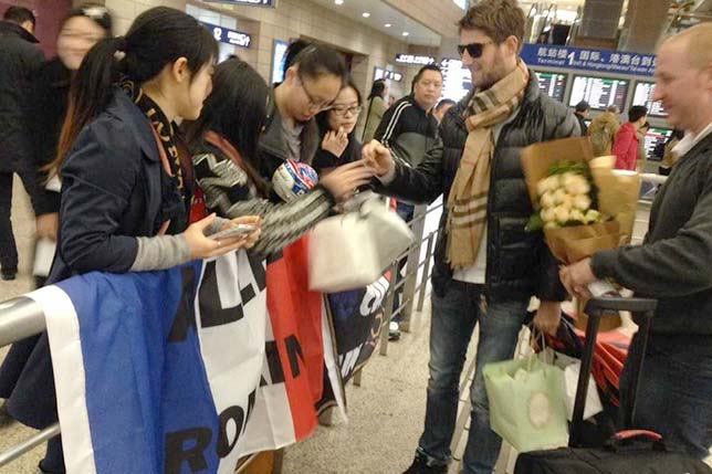 Китайские болельщики встречают Романа Грожана в аэропорту Шанхая 