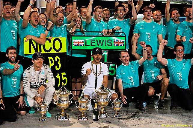 Команда Mercedes празднует победу в Гран При Бахрейна 2015