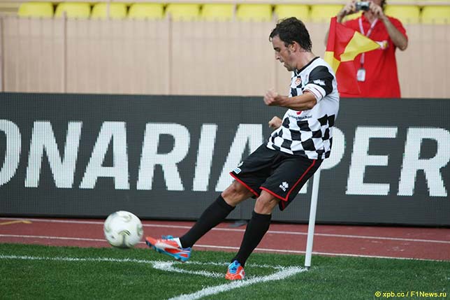 Фернандо Алонсо во время прошлогоднего футбольного матча в Монако