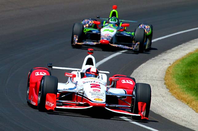 Хуан Пабло Монтоя лидирует в гонке Indy 500
