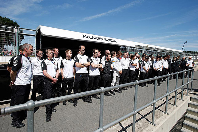 Команда McLaren во время минуты молчания