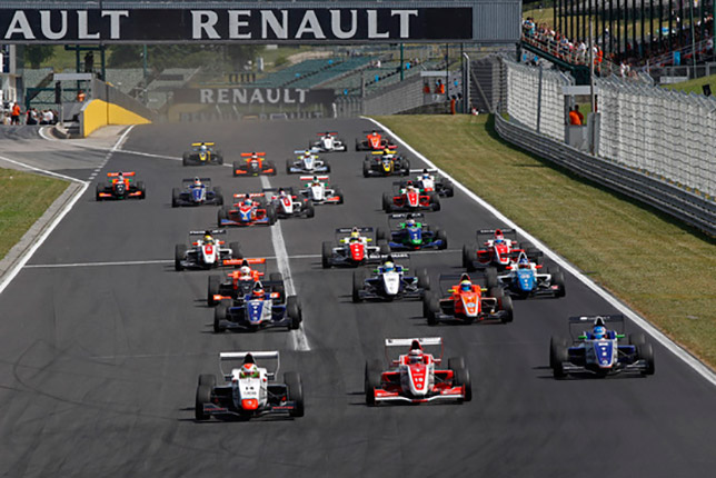 Старт гонки Формулы Renault 2.0