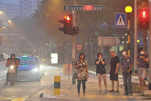 Задымление воздуха в Сингапуре не снижается, фото The Strait Times