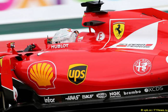 Логотип Magneti Marelli в окружении рекламы других спонсоров на Ferrari Себастьяна Феттеля