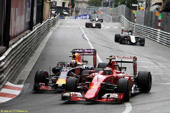 Через мнгновение Даниэлю Риккардо удатся буквально отпихнуть Ferrari Кими Райкконена и выйти вперёд на трассе в Монако...