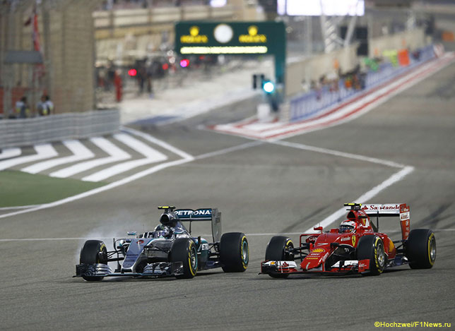 Кими Райкконен ведёт борьбу за позицию с Нико Росбергом на трассе Гран При Бахрейна, 2015 год