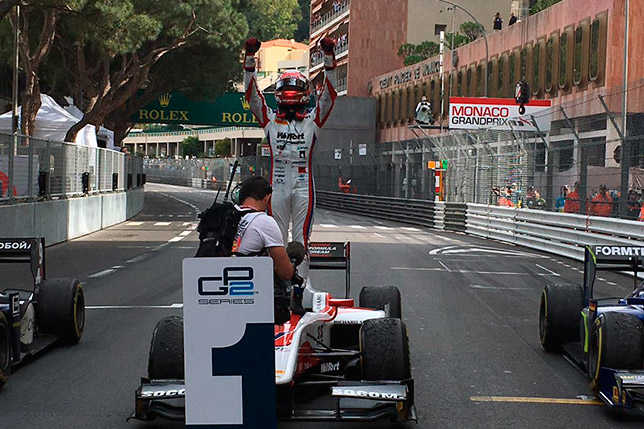 Нобухару Мацусита празднует победу во второй гонке уик-энда GP2 в Монако