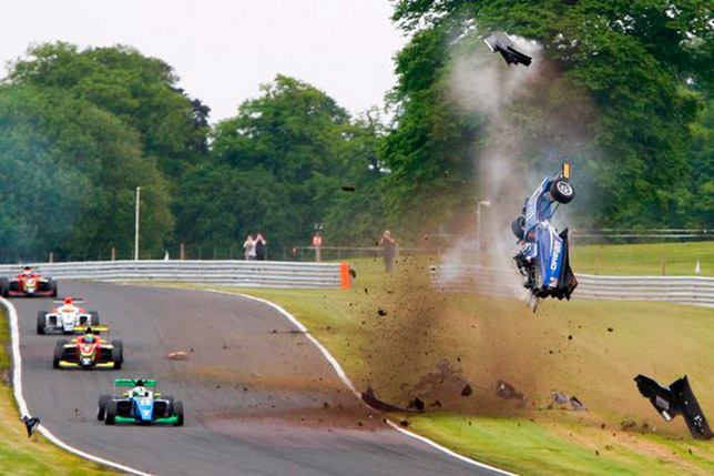 Авария Амейи Вайдянатана в гонке британской Формулы 3 в Оултон-парке