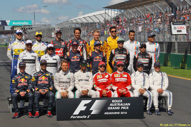 Пилоты Формулы 1 на традиционном фотографировании перед первой гонкой сезона