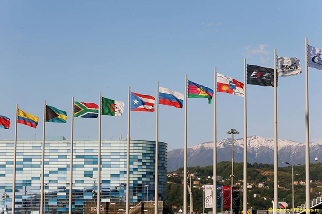 Флаг Формулы 1 среди национальных флагов на Сочи автодроме, расположенном в Олимпийском парке