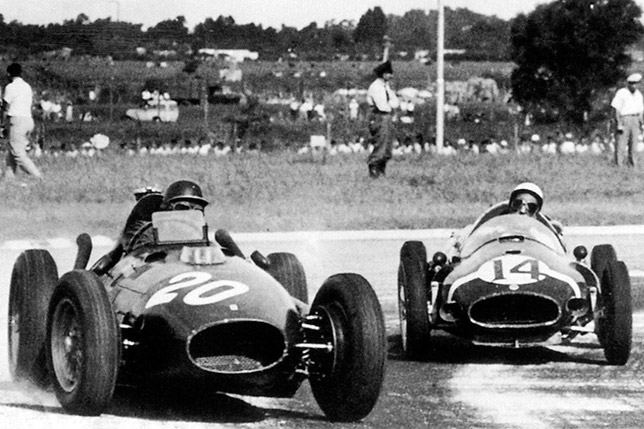 Майк Хоторн (Ferrari) и Стирлинг Мосс (Cooper) ведут борьбу на Гран При Аргентины 1958 года